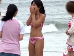 女性スタッフにナンパされて警戒心を解いたビキニ美女をマジックミラー号に連れ込みコンドーム非装着で挿入