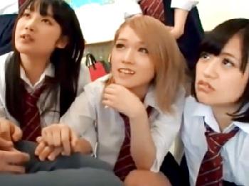 女子校生ギャル軍団が彼女持ち陰キャをいじめながらコンドーム非装着の膣内射精交尾へ誘導