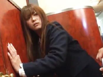 催眠術のせいで体の自由が利かなくなり逃げられない女子校生が好き放題犯される