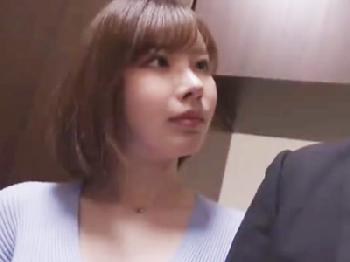 ワイセツな人妻が保護者会で友人の夫のペニスへ猥褻なフェラチオ