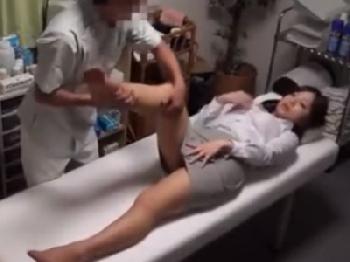 中出し性暴行マッサージ後の手マンに潮吹きまで晒すお姉さん