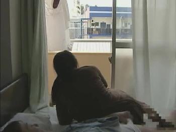 昼間っからベランダでご近所さんに誇示するように青姦