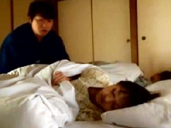 ナンパした人妻を寝ている隙にドッキドキ夜這い