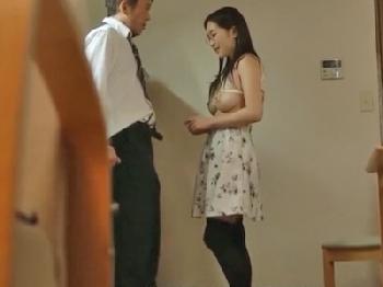 隣の既婚者に狙いを定めて性的に魅了する地味に見えて大胆な女子大生