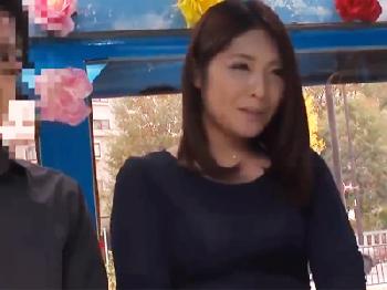 乗馬が趣味の雅やかなお姉さんが馬ではなくペニスに跨って腰振り