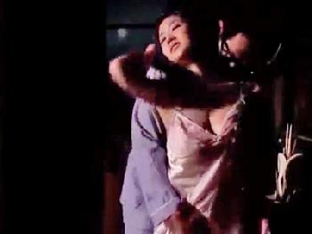 リアルに暗がりの部屋で撮った同居する巨乳の弟嫁との肉親交尾