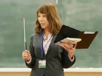 女教師が童貞生徒を公開性交!!ラストはクラスメートと乱交授業