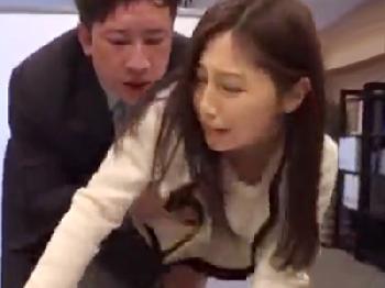 夫の忘れ物を届けに会社に来たとても綺麗な人妻が媚薬飲まされそのまま寝取られW