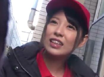 バイト中の美少女が性衝動に駆られた残虐男に強引に家に連れ込まれ挿入され涙目