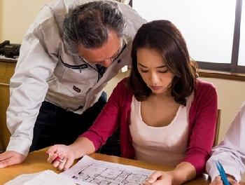 妻の浮きブラをエロティックな目でみてくる変態オヤジに妻が寝取られた話…