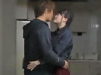 美少女が彼氏に隠れて居候のカレ友と膣射交尾