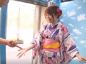 浴衣の美少女が野球拳に負けて丸裸にされマジックミラー号セックス