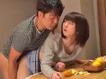 酔い潰れてる夫の横で他人と中出し楽しむビッチ妻