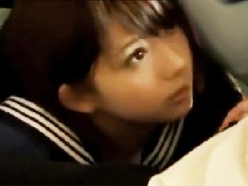 家族集まってるリビングのこたつ内で愛くるしい妹にフェラチオさせた挙句本番肉親性交