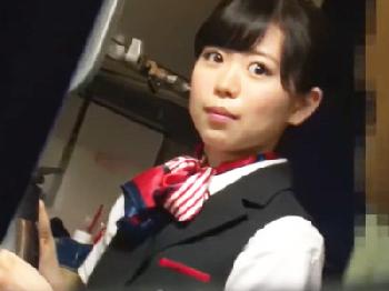 逃げ場のない飛行機の中でとても綺麗な巨乳キャビンアテンダントが痴漢の餌食になり股間の穴に直接射精される