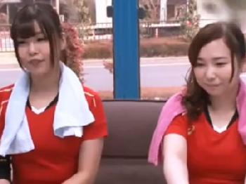 日々バレーに精を出すお姉さんたちをマジックミラー号に乗せて→複数人での性行為を開始