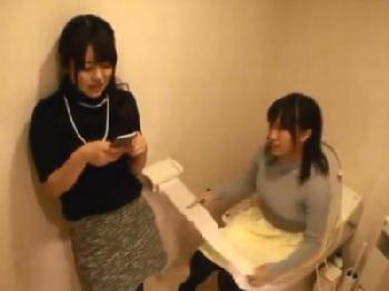 頭の緩そうな女子大生達を自宅に連れ込み避妊具未装着で膣内射精