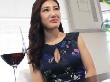 ナンパした有閑マダムの自宅にお邪魔して寝取りハメ撮りコンドーム未装着で孕ませ射精