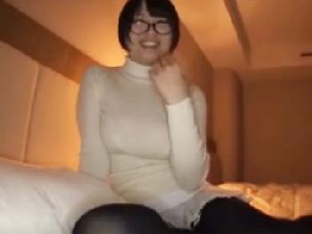 清楚系童顔娘にアニメコスプレさせて着衣のままハメ撮り!!