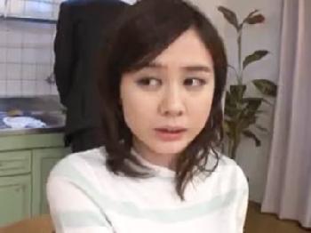 巨乳がエロティックな美しい義理の母親へ膣内発射してしまった義理息子