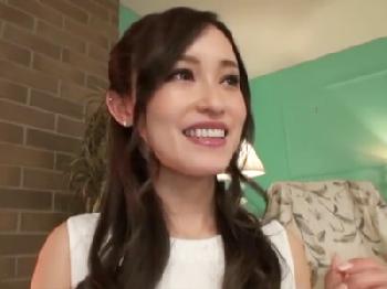 普段は美容師な綺麗なお姉さんが隠れ好きモノ露呈して淫靡なコンドーム非装着の膣内射精交尾披露