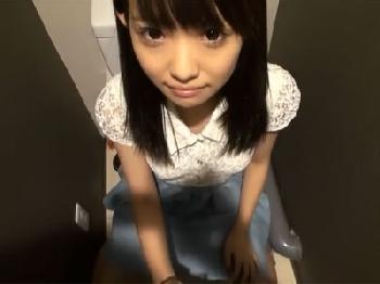 瞳の大きな童顔美少女が中年男の男性器で昇天させられて腰砕け