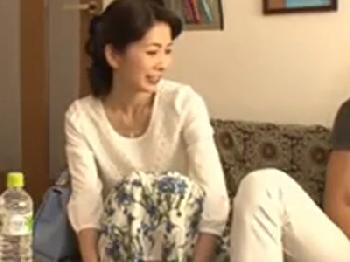 年齢差ダブルスコア寸前の軟派男のペニス受け入れた素人人妻