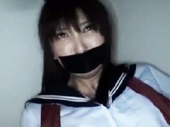 深夜に一人で歩いていた女子校生を車で拉致!!ロープとガムテで拘束して性的暴行する卑劣行為