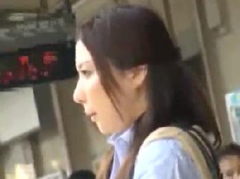 女性会社員が電車内で集団痴漢に遭い悶絶!!