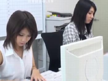 美女会社員2人がストレスで尻軽化→ロッカールームでオナニーする敏腕OLとオフィス乱交