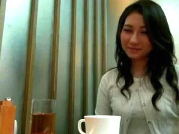 この穏やかな表情からは想像できない狂った腰使い!!別嬪妻が自ら応募して浮気SEX