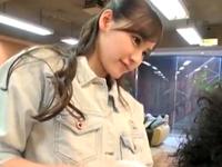 とても綺麗な美容師がバストを当てて客を誘惑→店内性交に持ち込む