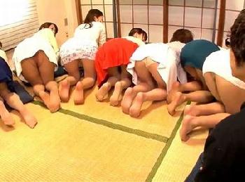 女だらけの町内会議に参加した僕が淫らな人妻たちと大乱交!!