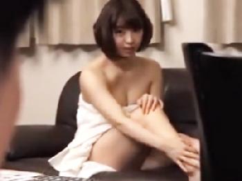 バスタオル一枚で酒屋のお兄ちゃんに色仕掛けして挿入する尻軽お姉さん