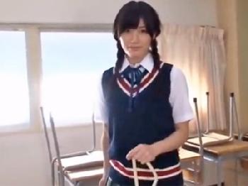 巨乳のアイドル女子校生娘の手コキ&フェラチオで精液顔面射精