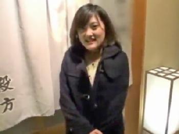 巨乳短大生が男湯に潜入→一般男性の肉棒を握りしめ手コキ抜き!!