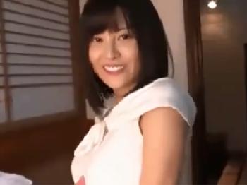 彼女と彼氏が照れながら親密なSEX