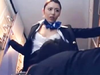 飛行機で好みのキャビンアテンダント発見→時間止めてパンストに穴開けてずっぷし挿入