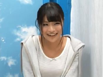 笑顔が素敵な素人娘が緊張しつつも巨根に興奮してディープな交尾