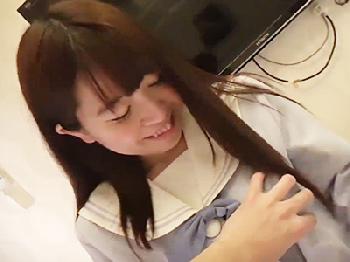 凄くエロイFカップ制服娘が無邪気な笑顔でペニス咥えこむ