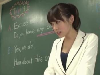 自ら生徒たちを性的に魅了するミニスカート新任女教師と大乱交!!