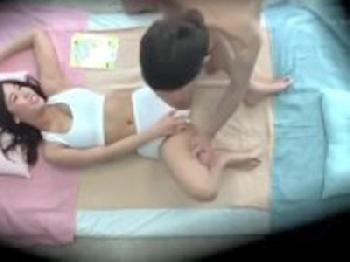 マジックミラー号で素股マッサージ体験をした素人男女が興奮しだしてゴムなし挿入