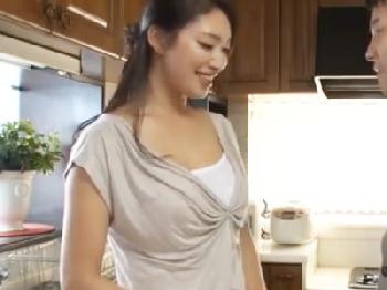 産後直後の爆乳人妻が母乳を噴き出しながらマッサージ挿入!!