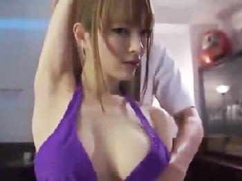 声の出せない状況でマッサージされて悶絶アクメするスタイル抜群の美女