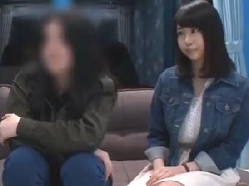 現役女子大生が友人の目の前で避妊具なしの性行為