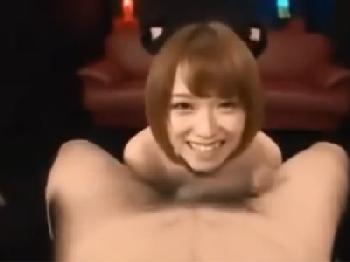 ショートヘア茶髪美女が大人数に囲まれて性行為→口内が精液でパンパンにW