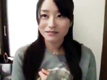 子供と夫の帰宅ギリギリまで浮気相手と乱交ハメ撮り膣内射精するビッチ妻