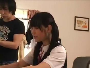 仲のイイ近所の年上お兄ちゃんに自宅で挿入される女子校生