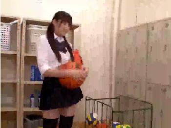 絶対領域で先輩ペニスを挑発→ロッカー室で挿入される魅力的な女子校生