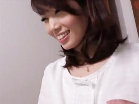 ムッツリ劣情をかき立てる美貌の人妻がナンパ男にそそのかされて夫と寝てるベッドで不貞交尾!!